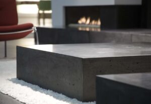 Niedriger Wohnzimmertisch aus Beton minimalistisch