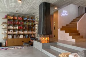 dunkler Kaminofen von Mandl & Bauer in bunter Umgebung