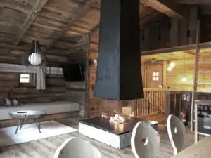 dunkler Kaminofen von Mandl & Bauer in moderner Holzhütte