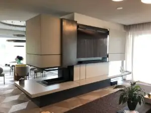 Fernseher hinter geöffnete Betonfronten von Mandl & Bauer