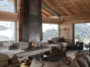 Kaminofen von Mandl & Bauer in moderner Holzhütte