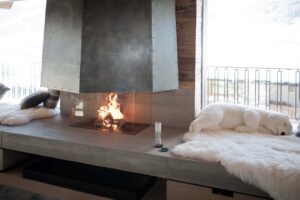 Kaminofen von Mandl & Bauer in gemütlicher Umgebung