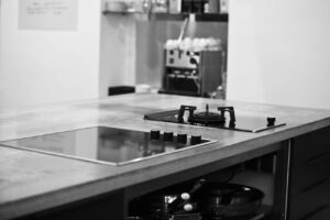 Arbeitsplatte aus Beton von Mandl & Bauer mit Herd