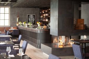 Kaminofen von Mandl & Bauer in modernem Restaurant