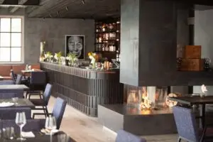 Kaminofen von Mandl & Bauer in modernem Restaurant