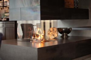 Kaminofen mit Feuer von Mandl & Bauer