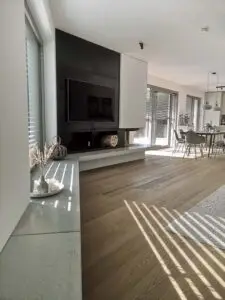 Minimalistischer Kaminofen von Mandl & Bauer unter einem Fernseher