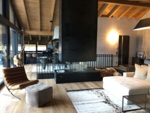 Dunkler, minimalistischer Kaminofen von Mandl & Bauer