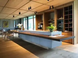 Schank in Restaurant aus Beton von Mandl und Bauer