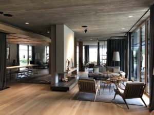 Kaminofen von Mandl & Bauer neben gemütlichem Sitzbereich